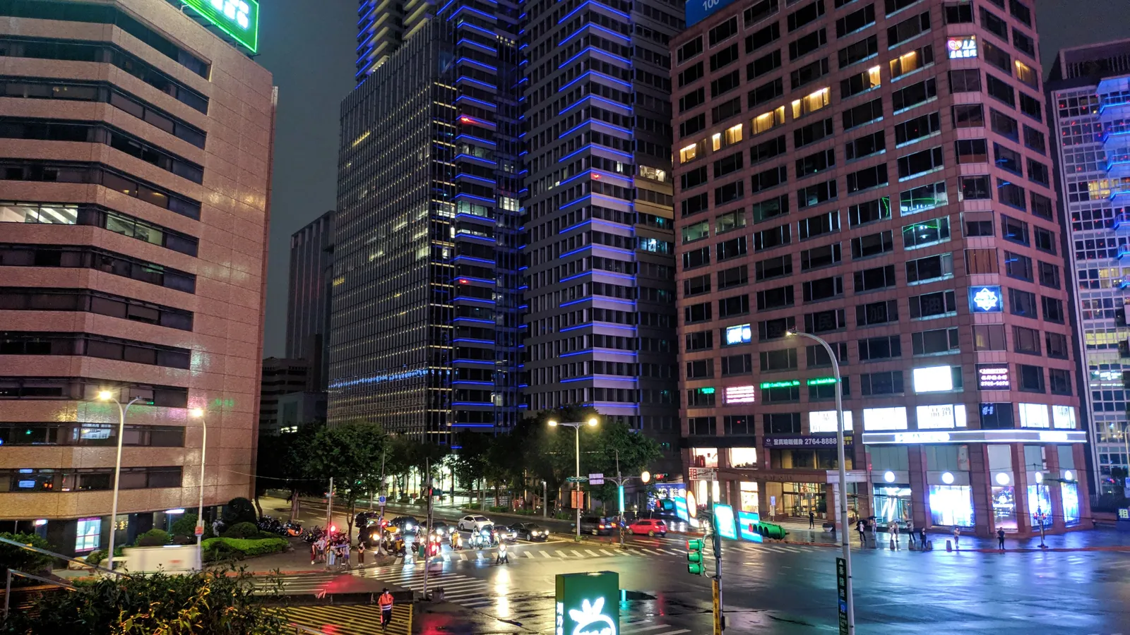 台北市區夜晚仍亮著燈的辦公大樓